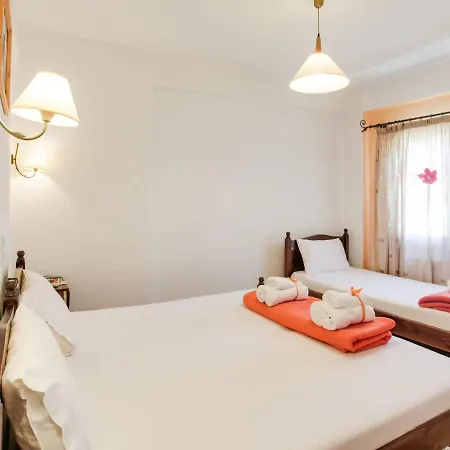 Quaint Holiday In Stournareika With Terrace 度假居